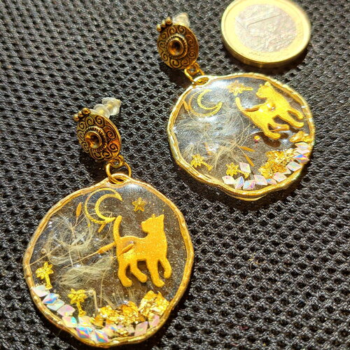 Boucles d oreilles résine dans cadre doré chat étoiles puces dorées