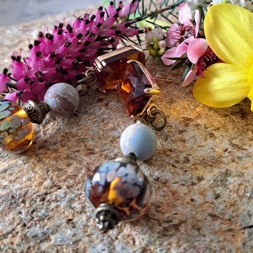 Boucles d'oreilles perle de verre filé au chalumeau miel ambre comme la puce, perle pierre grise, tige fleurie en métal bronze