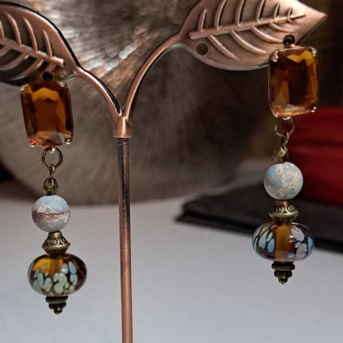 Boucles d'oreilles perle de verre filé au chalumeau miel ambre comme la puce, perle pierre grise, tige fleurie en métal bronze
