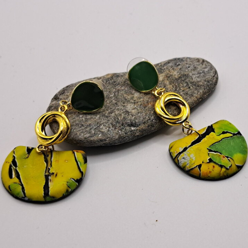 Boucles d oreilles argile polymère poncée motif pictural vert jaune anneaux torsadés dorés puce vert sapin