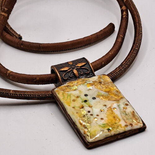 Collier pâte polymère cadre métal cuivre cordon liège strass cuivre