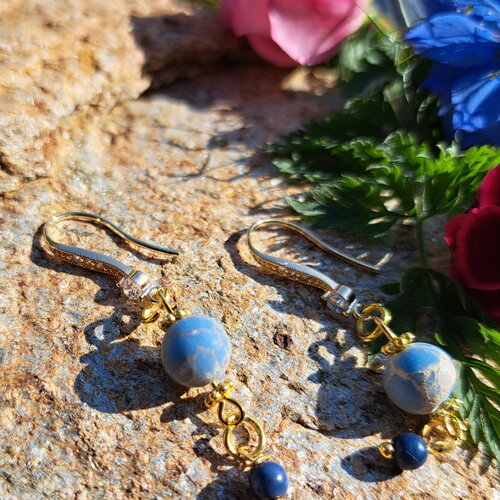 Petites boucles d oreilles perle picasso bleu ciel ivoire perles bleu marine et dorées crochet doré avec petit zirconium