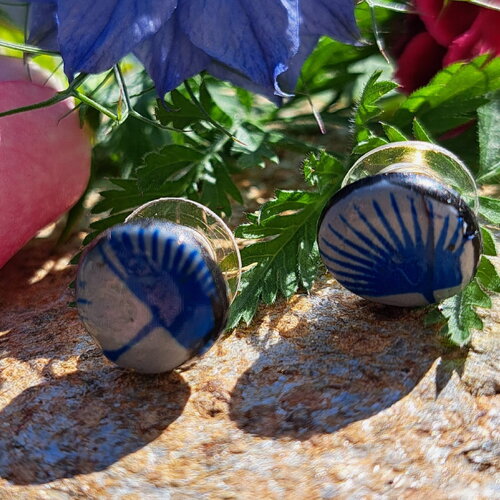 Puces d' oreilles pâte polymère grise et motif floral bleu roi
