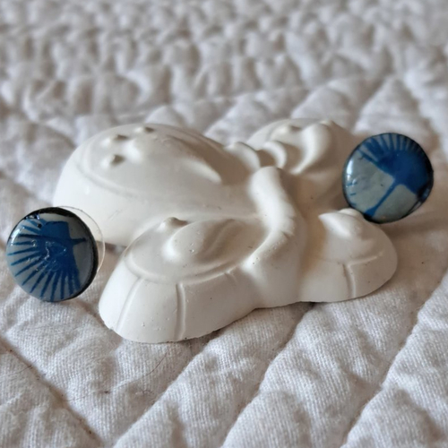 Puces d' oreilles pâte polymère grise et motif floral bleu roi