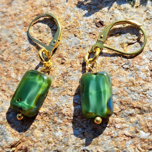 Petites boucles artisanales d'oreille perle verre tchèque transparent à rayures dorées dormeuses dorées