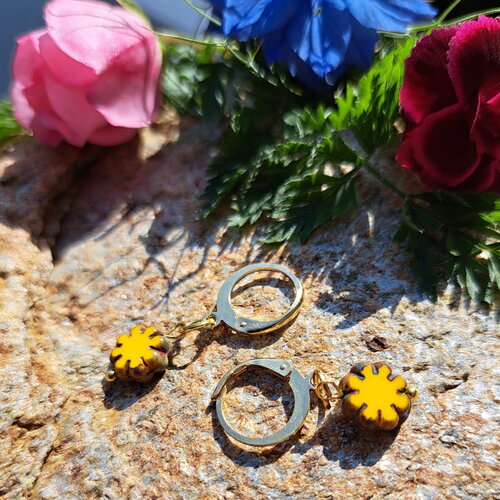Petites boucles d oreilles perle plate en verre tchèque jaune forme fleur dormeuses métal doré