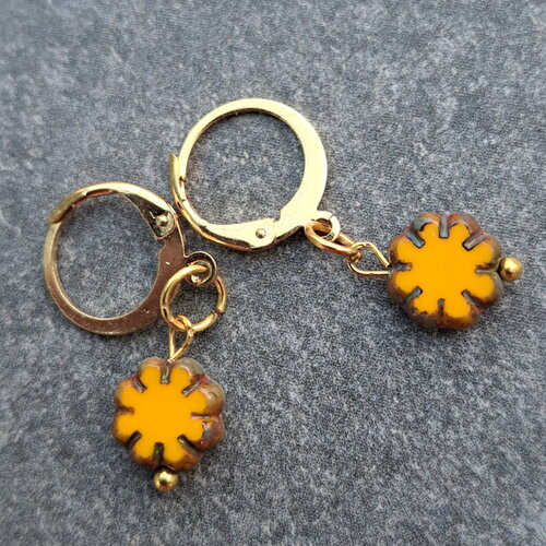 Petites boucles d oreilles perle plate en verre tchèque jaune forme fleur dormeuses métal doré