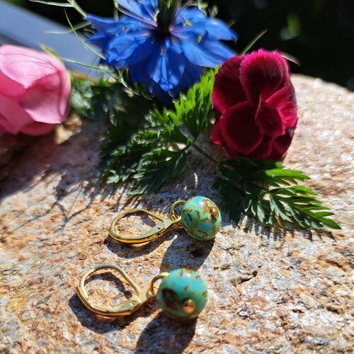 Petites boucles d'oreille perle verre pressé turquoise veinée de marron sur dormeuses dorées