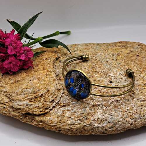 Bracelet manchette cabochon verre bleu et gris plumes de paon sur métal bronze