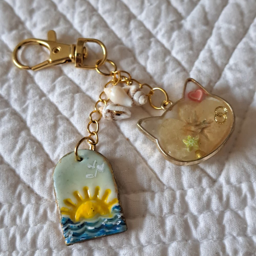 Porte clef resine véritables fleurs séchées pensée coquillages fimo polymere coucher soleil sur mer