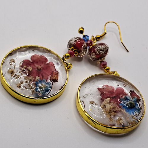 Boucles artisanales  perle au chalumeau rouge résine véritables fleurs séchées bleues blanches rouges