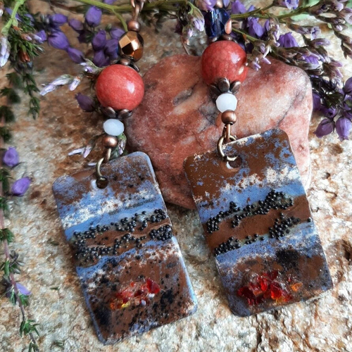 Boucles  d'oreilles cuivre émaillé, perles tchèques,  perle en verre filé au chalumeau marron bleu pigeon