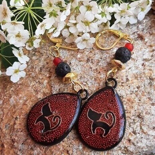 Boucles résine chat noir et doré micro perles rouges