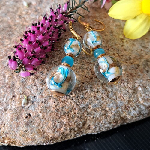 Boucles d'oreilles perles verre style murano bleu ciel et blanc dormeuses