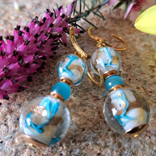 Boucles d'oreilles perles verre style murano bleu ciel et blanc dormeuses