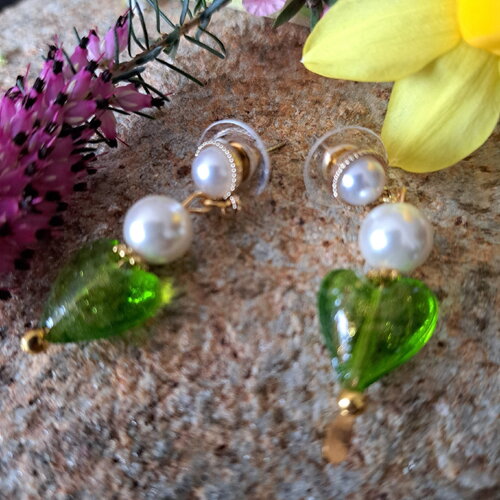 Boucles d oreilles verre style murano forme coeur vert avec paillettes dorées perle et puce blanc irisé métal doré