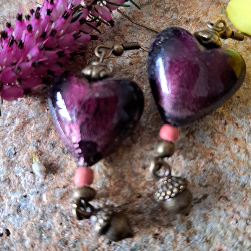 Boucles d oreilles perle verre de style murano forme de coeur violine pourpre petites perles