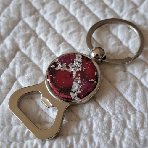 Porte clef décapsuleur polymere rouge et métal argent