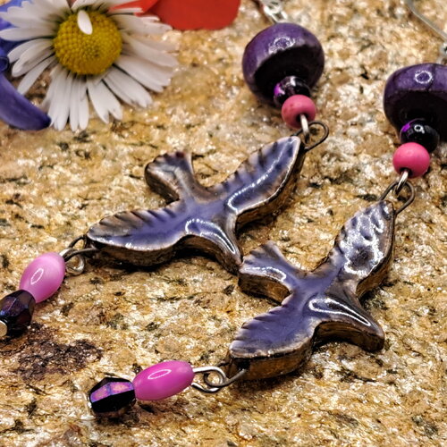 Boucles d'oreilles oiseau céramique violette perle raku violette et perles rose fuchsia