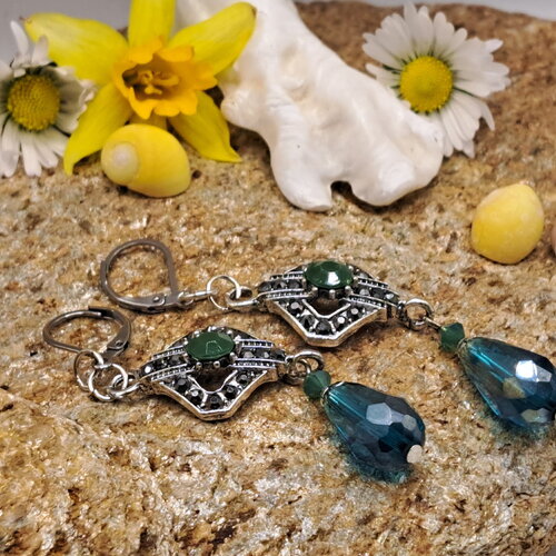 Boucles d'oreilles perle verre facettes turquoise métal argenté zircones et perle centrale vert émeraude