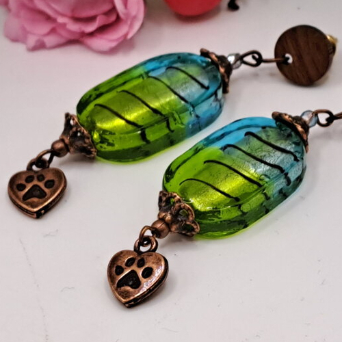 Boucles d oreilles perles en verre de style murano turquoise et vert coeur cuivre puces bois foncé