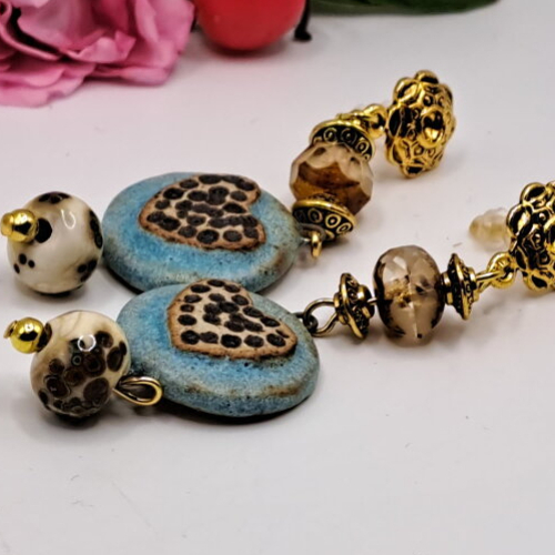 Boucles d oreilles céramique coeur à points sur fond bleu perle verre filé au chalumeau perle dorée et verre