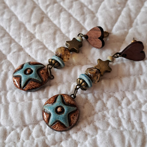 Boucles d oreilles céramique étoile bleue sur fond chocolat étoile et perles bronze puces coeur bois