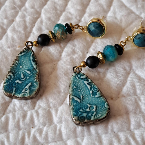Boucles d'oreilles faites main céramique bleue perles verre bleu onyx dorées puce ronde or et gemme