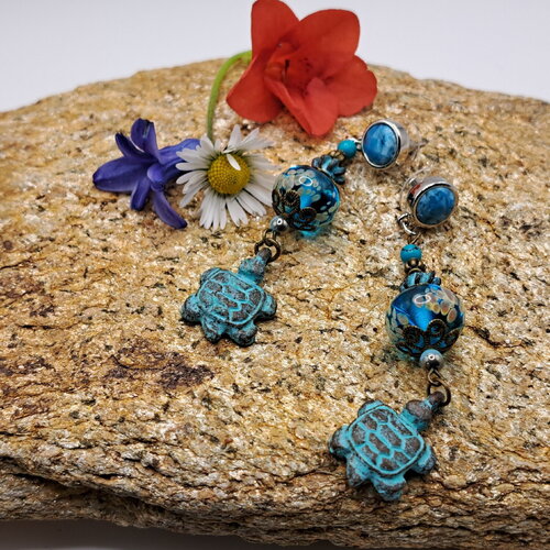 Boucles d'oreilles perle verre filé au chalumeau turquoise breloque tortue zamack bleu puces gemme bleue