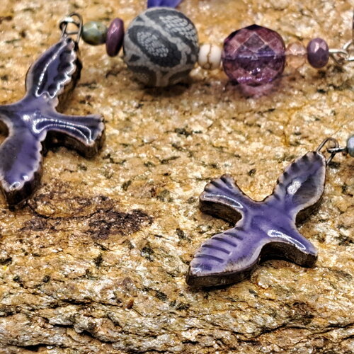 Boucles d'oreilles colombe violette céramique perles grises et violettes puces coeur argent martelé