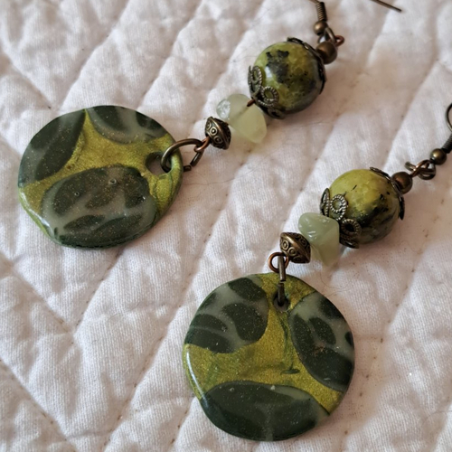 Boucles d'oreilles argile polymère poncée vert bronze perle assortie