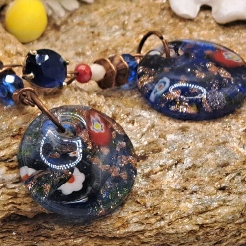 Boucles d'oreilles verre style murano millefiori bleu roi rouge blanc cuivre puces verre bleu roi