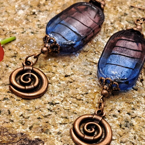 Boucles d'oreilles perle de verre style murano bleu violine cuivre rouge spirale