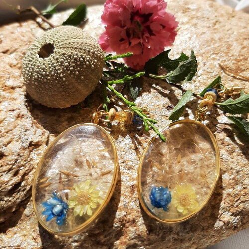 Boucles d'oreilles résine véritables fleurs et feuille séchées, cadre métal doré, perle