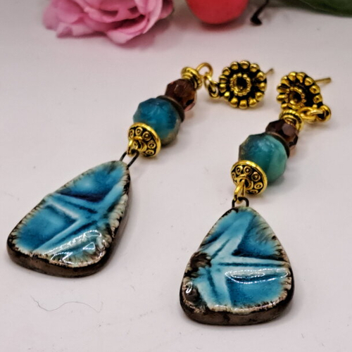Boucles d oreilles céramique bleu  turquoise étoile perle verre pressé perles et puces dorées