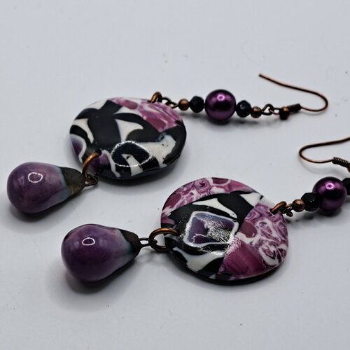 Boucles d'oreilles argile polymère violet noir blanc perle artisanale
