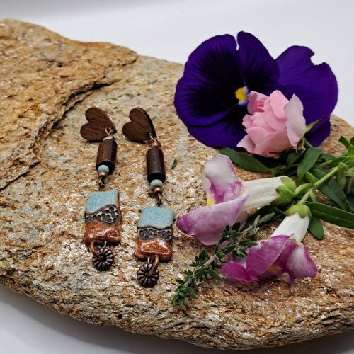 Boucles d oreilles breloque céramique bleue et marron perle tube et puces coeur bois foncé cuivre