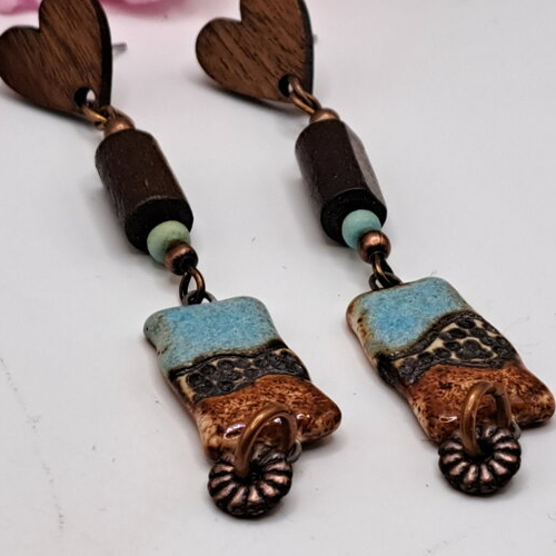 Boucles d oreilles breloque céramique bleue et marron perle tube et puces coeur bois foncé cuivre