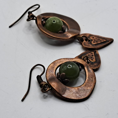 Boucles d'oreilles anneau évidé cuivre et  perle de jade