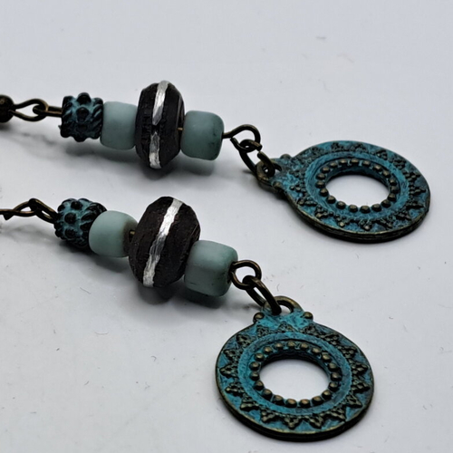 Boucles d'oreilles métal grec zamack patine bleue perles bleues verre pressé perle africaine noire argent
