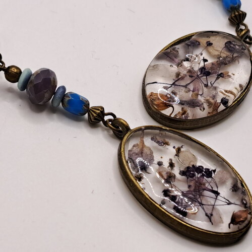 Boucles d'oreilles  fleurs séchées bleues et résine, perles verre bleu