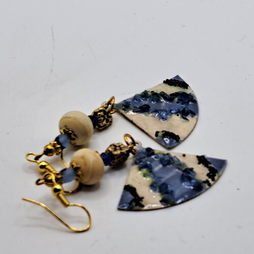 Boucles perle verre filé au chalumeau ivoire,  cuivre émaillé ivoire et ciel, perles de verre et métal doré