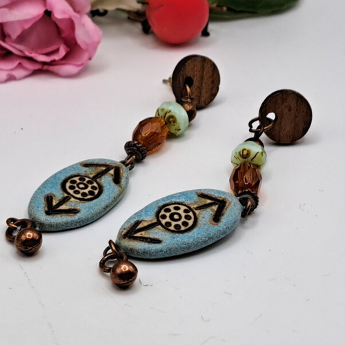 Petites boucles d oreilles faites main céramique bleue perles verre cuivre puces bois