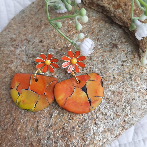 Boucles d'oreilles argile polymère poncée motif pictural  orange jaune puces marguerite orange coeur jaune