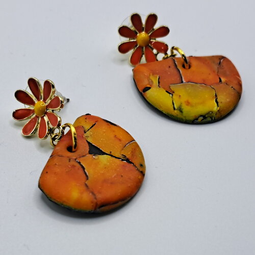 Boucles d'oreilles argile polymère poncée motif pictural  orange jaune puces marguerite orange coeur jaune