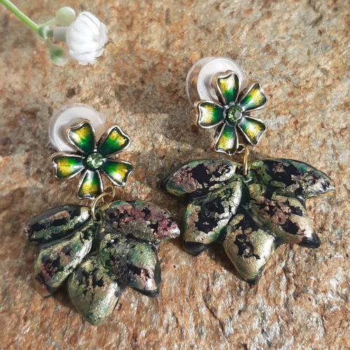 Boucles d'oreilles argile polymère vernie fleur lotus noir vert feuille d'or puce ancienne rare fleur vert noir