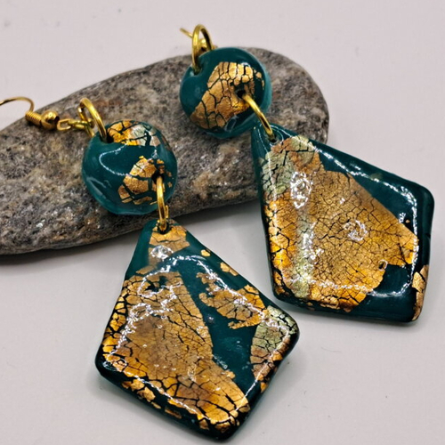 Boucles d'oreilles pâte polymère vernie vert sapin,  feuille d'or