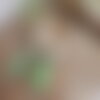 Boucles d'oreilles argile polymère feuillage vert anis sur fond blanc, puces pâquerettes blanches