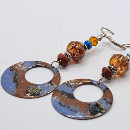 Boucles perle verre filé au chalumeau , cuivre émaillé bleu pigeon et terre brûlée, harmonie délicate de tons naturels