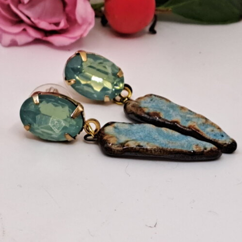 Boucles céramique bleue triangle puces vintage verre bleu